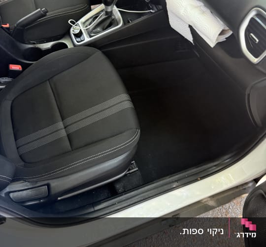 פנים רכב נקי עם מושבים ודשבורד